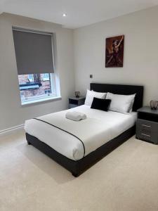 a bedroom with a large bed with a window at Beautiful 3bed3bath Kensington in London
