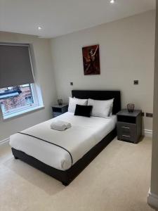sypialnia z dużym łóżkiem i oknem w obiekcie Beautiful 3bed3bath Kensington w Londynie
