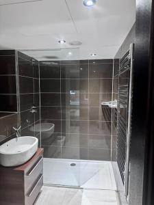 ein Bad mit einer Badewanne, einem Waschbecken und einer Dusche in der Unterkunft Beautiful 3bed3bath Kensington in London