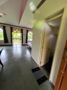 una sala de estar vacía con sofá y puerta en Green valley jungle resort 