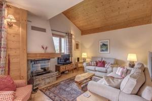 a living room with a couch and a fireplace at Le Chardon Argenté T4 Duplex 7 couchages - Parking in Samoëns