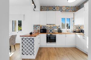 A kitchen or kitchenette at Villa Kara Mia BY APOKORONAS-VILLAS