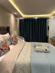 sypialnia z łóżkiem z ręcznikami w obiekcie Le Rosette Residence w mieście Empangeni