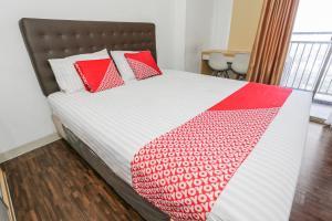 Кровать или кровати в номере OYO 93447 City Rooms Apartment