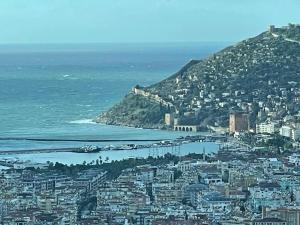 z powietrza widok na miasto nad oceanem w obiekcie Villa, Alanya, Antalya w mieście Alanya