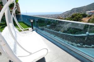 balkon z widokiem na góry w obiekcie Villa, Alanya, Antalya w mieście Alanya