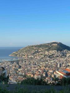 una vista de una ciudad con una colina en el fondo en Villa, Alanya, Antalya, en Alanya