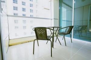 stół i krzesła w pokoju z dużym oknem w obiekcie Citi home 1BR New Marina Sulafa Tower w Dubaju