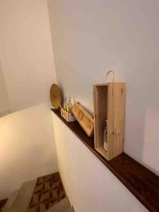 um quarto com uma prateleira de madeira na parede em Rancate charme apartment em Mendrisio