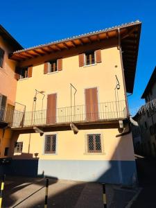 un edificio con un balcón en el lateral. en Rancate charme apartment, en Mendrisio