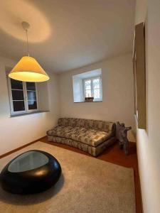 Rancate charme apartment في منديريسو: غرفة معيشة مع أريكة وطاولة