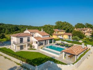 an aerial view of a house with a swimming pool at Villa Fierra by IstriaLux in Svetvinčenat