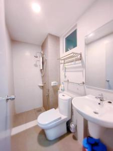 Kota Bharu的住宿－SkyHome @ D'Perdana Kota Bharu，浴室配有白色卫生间和盥洗盆。