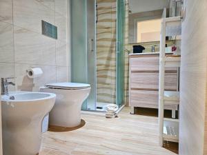 La salle de bains est pourvue d'une douche et de toilettes. dans l'établissement Appartamento a Pirri, via E. Toti. Cagliari. Rosas Rooms., à Cagliari