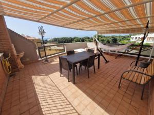Rõdu või terrass majutusasutuses Terrazza a Nettuno e Chiesa Giubilare Santa Maria Goretti