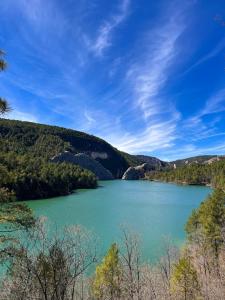 einem großen See inmitten eines Berges in der Unterkunft LA COLMENA in Cañizares