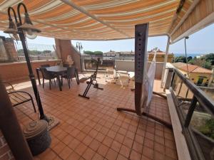Rõdu või terrass majutusasutuses Terrazza a Nettuno e Chiesa Giubilare Santa Maria Goretti