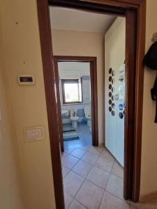 Terrazza a Nettuno في نيتّونو: ممر مع حمام مع مرحاض ومدخل