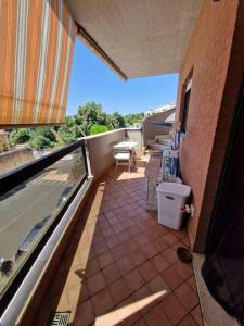 Rõdu või terrass majutusasutuses Terrazza a Nettuno e Chiesa Giubilare Santa Maria Goretti