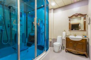 Un baño azul con lavabo y ducha. en Darhan Boutique Hotel, en Tashkent 31 fotos más