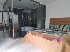 1 dormitorio con 1 cama con pared de cristal en Villa de ville, en Rabat