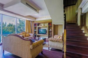 sala de estar con 2 sillas y escalera en Darhan Boutique Hotel, en Tashkent