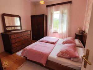 um quarto com uma cama, uma cómoda e um espelho em Rustic Apartment Polona em Portorož