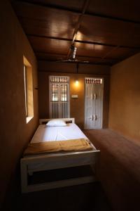 a large bed in a room with a window at Wild Mist Homestay in Rānī