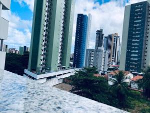 vistas al perfil urbano y edificios altos en Lugar Aconchegante e Central a 1.200mts do Busto de Tamandaré, en João Pessoa