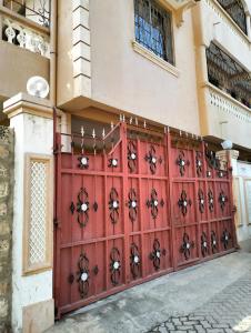 czerwona brama przed budynkiem w obiekcie Bamburi 2 bedroom Luxury homes w mieście Bamburi