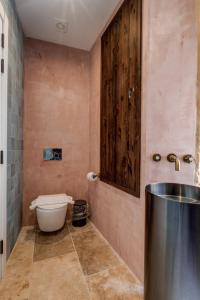 - une salle de bains pourvue de toilettes et d'une poubelle dans l'établissement Talbot House by Talbot & Bons, à Ħal Luqa