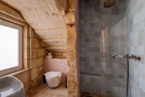 e bagno con servizi igienici, lavandino e doccia. di Talbot House by Talbot & Bons a Luqa