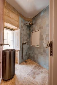 y baño con ducha y cubo de basura. en Talbot House by Talbot & Bons, en Luqa