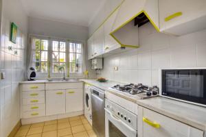 een keuken met witte kasten en een fornuis met oven bij Palshaus in Pals