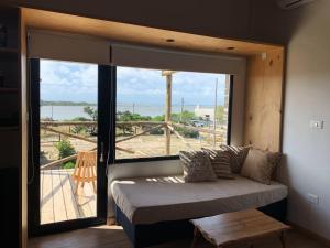 een kamer met een bed en een groot raam bij Casa Franca in José Ignacio +9 foto's