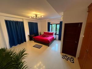 Un ou plusieurs lits dans un hébergement de l'établissement Amara Beach Resort Koh Phangan