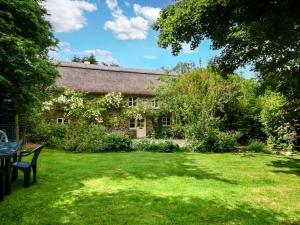 an old stone house with a green yard at 2 Bed in Barnstaple LCOBB in Chittlehampton