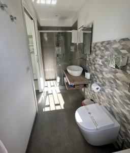 ein Bad mit einem WC, einer Dusche und einem Waschbecken in der Unterkunft Case Costy in Aci Castello