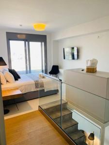 een slaapkamer met een bed en een glazen trap bij Luxury Maisonette with Shared Pool in Athene