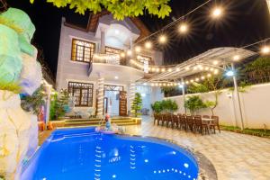 eine Villa mit Swimmingpool bei Nacht in der Unterkunft Villa Hồ Bơi Bãi Sau - Free Loa Kéo + Bida - Gần Biển - 10/11B LLQ in Vũng Tàu