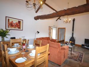 comedor y sala de estar con mesa y sillas en 2 Bed in Bridgwater REXBA, en Spaxton