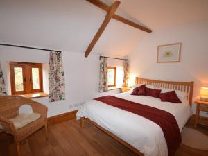 Spaxton的住宿－2 Bed in Bridgwater REXBA，一间卧室设有一张大床和两个窗户。