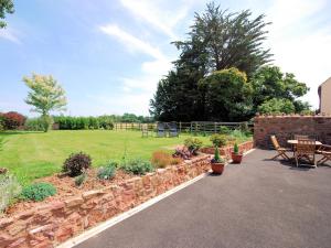 un jardín con mesa, sillas y un campo en 2 Bed in Bridgwater REXBA, en Spaxton