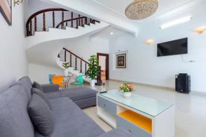 ein Wohnzimmer mit Sofa und Tisch in der Unterkunft Villa Hồ Bơi Bãi Sau - Free Loa Kéo + Bida - Gần Biển - 10/11B LLQ in Vũng Tàu