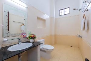 ein Badezimmer mit Toilette, Waschbecken und Spiegel in der Unterkunft Villa Hồ Bơi Bãi Sau - Free Loa Kéo + Bida - Gần Biển - 10/11B LLQ in Vũng Tàu + 22 Fotos