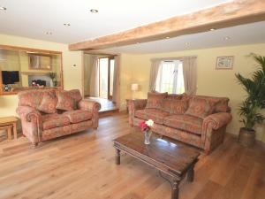 a living room with two couches and a coffee table at 2 Bed in Croyde GCOWS in Marwood