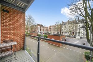 a balcony with a view of a city street at LiveStay-Stunning 2 Bed 2 Bath Apartment in Maida Vale in London