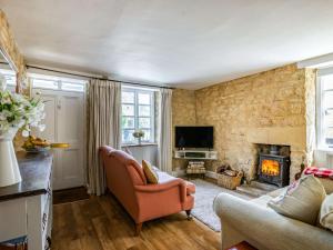 a living room with a couch and a fireplace at 2 Bed in Bourton-on-the-Water 29027 in Bourton on the Water