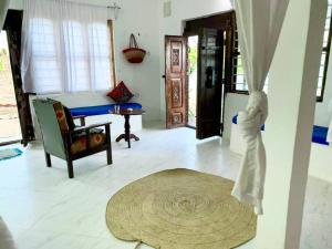 sala de estar con mesa y alfombra en Makunduchi Waterfront paradise, en Tongoni