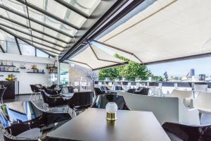 een restaurant met tafels en stoelen en uitzicht bij Patio de La Alameda in Sevilla